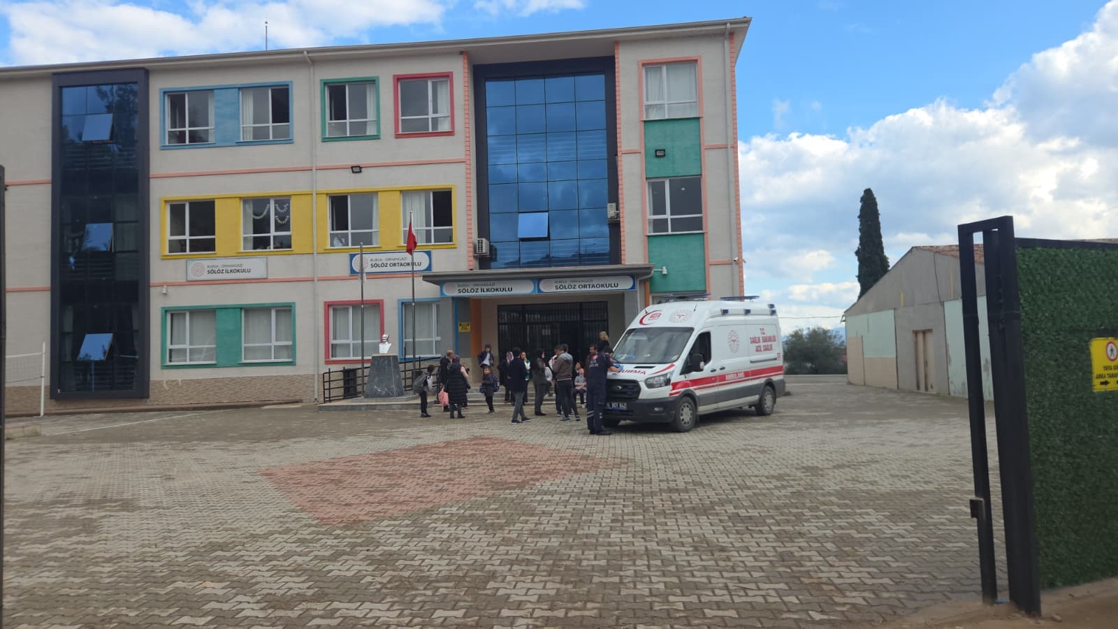 Bursa’da öğle yemeği sonrası 20 öğrenci hastaneye kaldırıldı