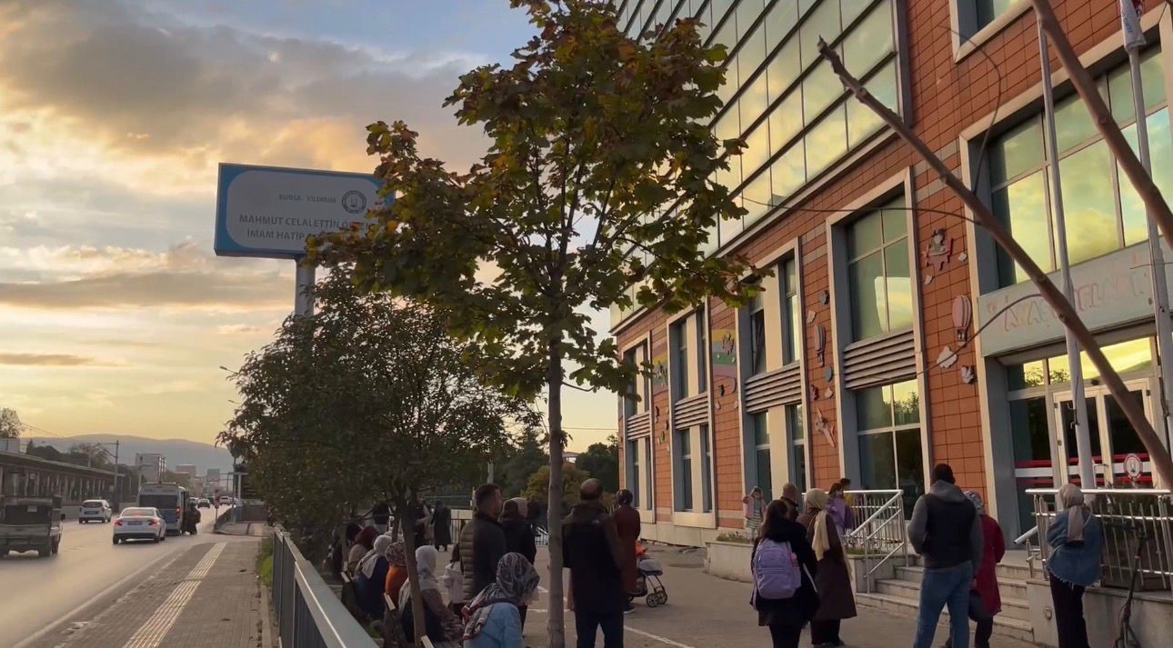 Bursa’da okul kantininde skandal: Son kullanma tarihi geçmiş profiterol 8 öğrenciyi hastanelik etti