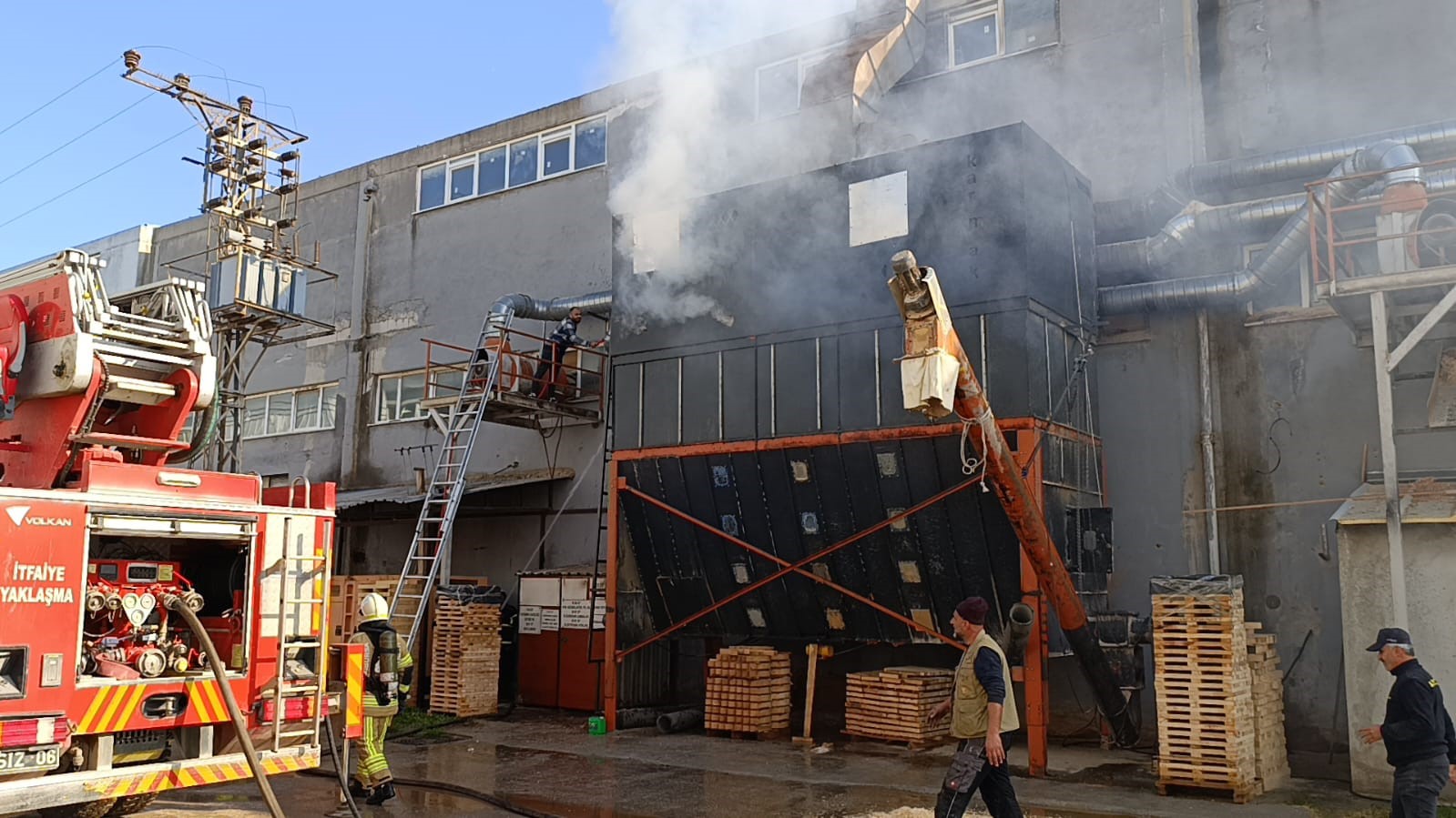 İnegöl’de mobilya fabrikasında yangın: 1 işçi yaralandı