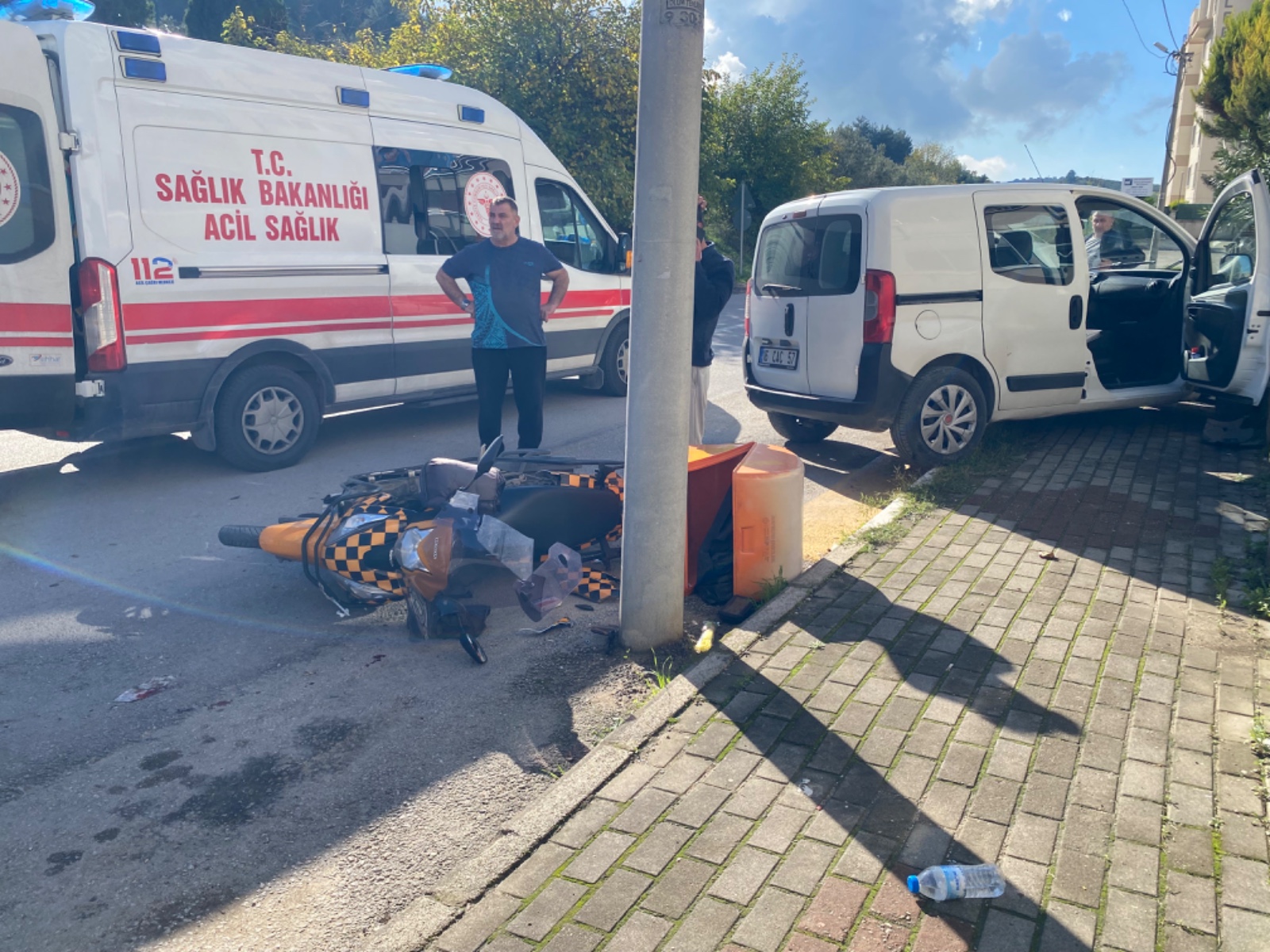 Mudanya’da ehliyetsiz sürücü yasak U dönüşü yaptı: Kurye yaralandı