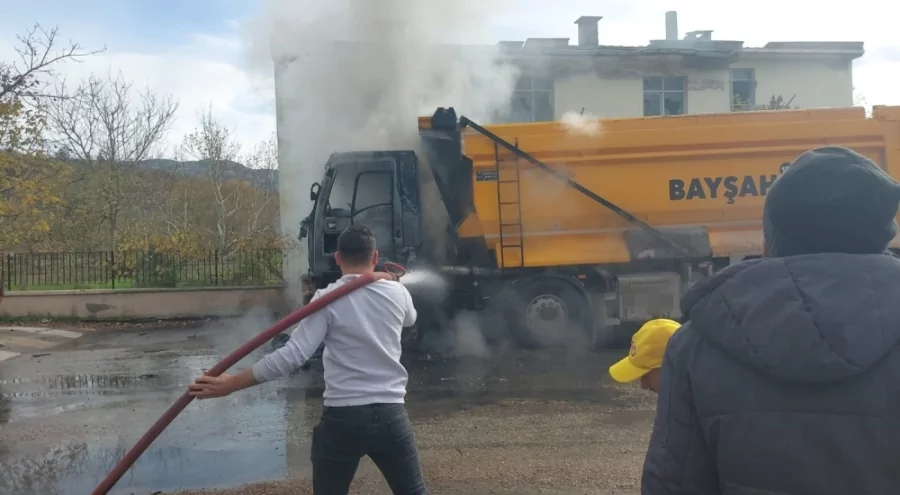 Bursa’da hareket halindeki hafriyat kamyonu yandı